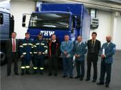 BildID: 340 Ernst Dörre vom THW-Landesverband Bayern (1.v.rechts) übergab das neue Einsatzfahrzeug an den stellv. Ortsbeauftragten Martin Huber und Gruppenführer Martin Peetz (2. und 3. v. links) 