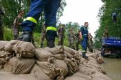 BildID: 540 Gemeinsam halfen Feuerwehr, Bundeswehr und THW im Landkreis Erding ein Brechen der Dämme zu verhindern